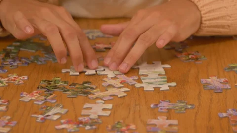 Video Stock Person Putting Together A Big Puzzle Live Wallpaper Free - Free Live Wallpaper