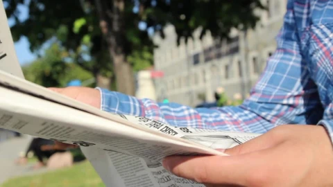 Video Stock Person Reading The Newspaper In A Park Outdoors Live Wallpaper Free - Free Live Wallpaper