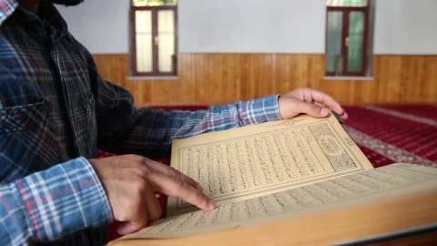 Video Stock Person Reading The Quran Inside A Mosque Live Wallpaper Free - Free Live Wallpaper