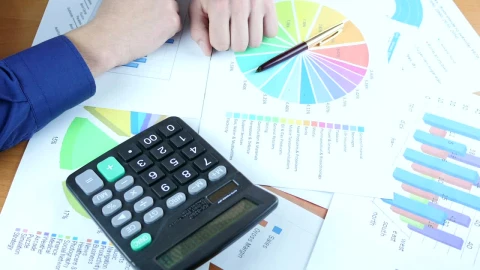 Video Stock Person Reviewing Graphs On Paper Live Wallpaper Free - Free Live Wallpaper
