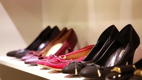 Video Stock Person Reviewing Stand Shoes In A Store Live Wallpaper Free - Free Live Wallpaper