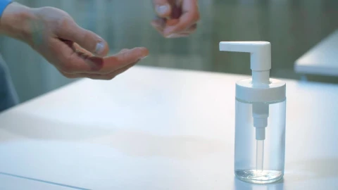 Video Stock Person Sanitizing His Hands With Gel Live Wallpaper Free - Free Live Wallpaper