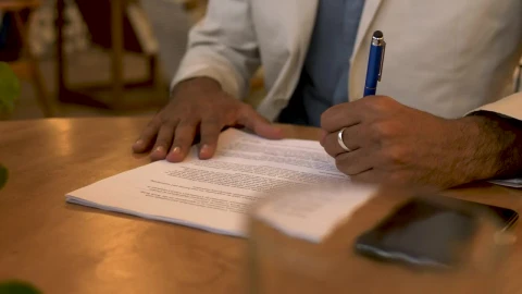 Video Stock Person Signing A Contract Live Wallpaper Free - Free Live Wallpaper