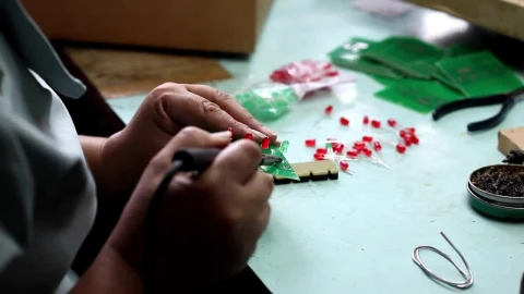 Video Stock Person Soldering An Electronic Card Live Wallpaper Free - Free Live Wallpaper