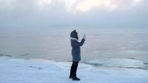 Video Stock Person Taking Pictures With His Cellphone On Ice Live Wallpaper Free - Free Live Wallpaper
