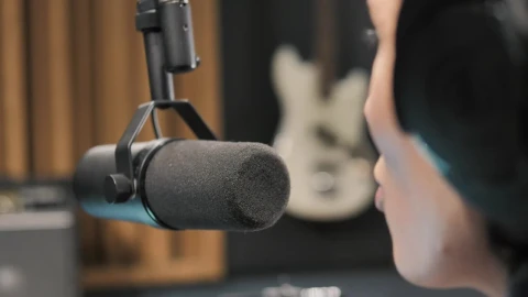 Video Stock Person Talking To The Microphone Live Wallpaper Free - Free Live Wallpaper