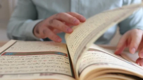 Video Stock Person Turning The Sheets Of The Quran Live Wallpaper Free - Free Live Wallpaper