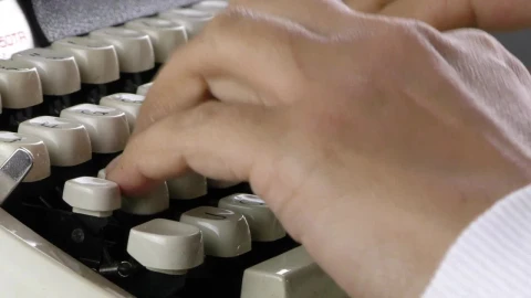 Video Stock Person Typing On Old Typewriter Live Wallpaper Free - Free Live Wallpaper