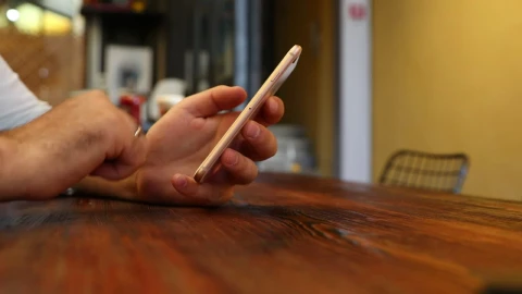 Video Stock Person Using A Smartphone In A Table Live Wallpaper Free - Free Live Wallpaper