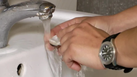 Video Stock Person Washing Prosthetic Eye Live Wallpaper Free - Free Live Wallpaper