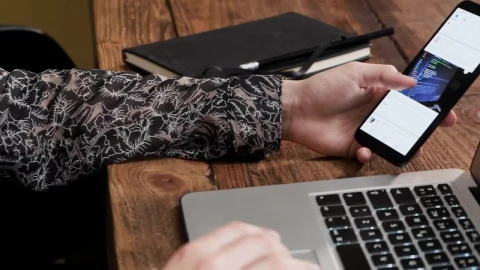 Video Stock Person Working While Scrolling On Social Networks Live Wallpaper Free - Free Live Wallpaper