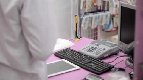 Video Stock Pharmacy Worker Accepts Payment At Checkout Live Wallpaper Free - Free Live Wallpaper