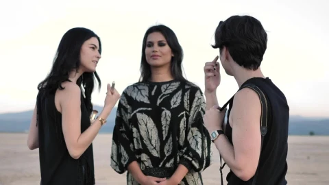 Video Stock Photographer And A Makeup Artist Preparing A Model Live Wallpaper Free - Free Live Wallpaper