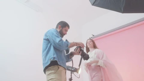 Video Stock Photographer And Model Reviewing Photos From A Shoot Live Wallpaper Free - Free Live Wallpaper