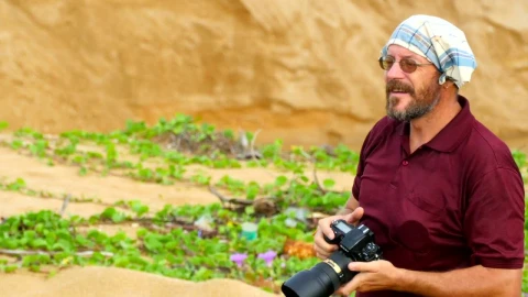 Video Stock Photographer At Work In The Wild Live Wallpaper Free - Free Live Wallpaper