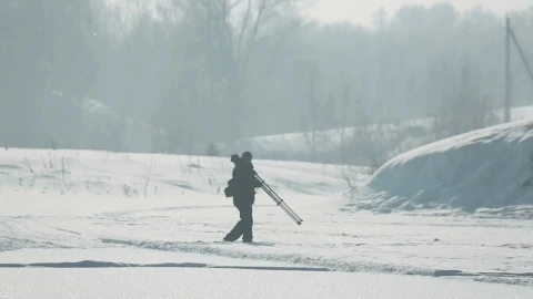 Video Stock Photographer Carring A Tripod In The Snow Live Wallpaper Free - Free Live Wallpaper