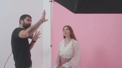 Video Stock Photographer Giving Directions To A Model In A Session Live Wallpaper Free - Free Live Wallpaper