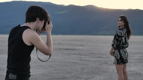 Video Stock Photographer Portraying A Fashion Girl In A Desert Live Wallpaper Free - Free Live Wallpaper