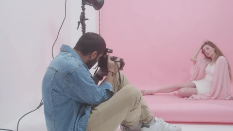Video Stock Photographer Portraying A Young Woman On A Pink Background Live Wallpaper Free - Free Live Wallpaper