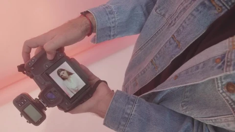Video Stock Photographer Reviewing A Photoshoot On His Camera Live Wallpaper Free - Free Live Wallpaper