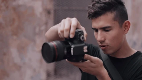 Video Stock Photographer Reviewing His Shots In The Cameras Screen Live Wallpaper Free - Free Live Wallpaper