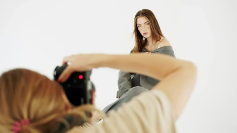 Video Stock Photographer Shoots Model In White Studio Live Wallpaper Free - Free Live Wallpaper