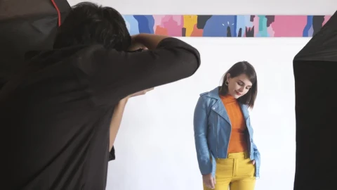 Video Stock Photographer Taking Photos Of A Female Model Live Wallpaper Free - Free Live Wallpaper