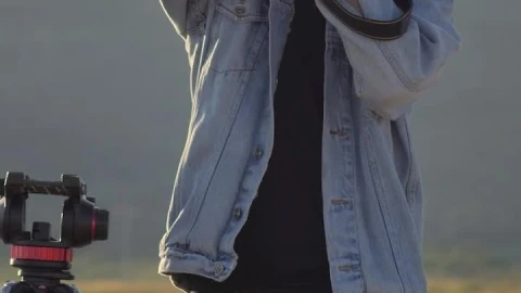 Video Stock Photographer Working Outside In A Desert Live Wallpaper Free - Free Live Wallpaper
