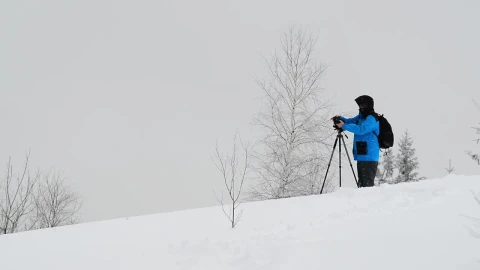 Video Stock Photographer Working While Snowing On The Mountain Live Wallpaper Free - Free Live Wallpaper