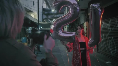 Video Stock Photographing A Girl With Numbered Balloons Live Wallpaper Free - Free Live Wallpaper