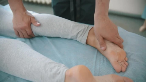 Video Stock Physiotherapist Working And Massaging A Womans Feet Live Wallpaper Free - Free Live Wallpaper