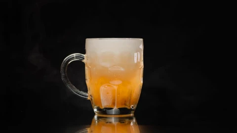 Video Stock Picking Up A Small Beer Mug On A Dark Background Live Wallpaper Free - Free Live Wallpaper