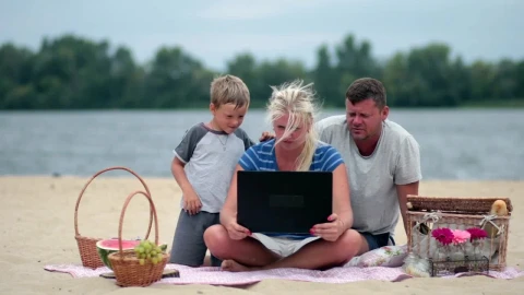 Video Stock Picnic At The Beach With A Laptop Live Wallpaper Free - Free Live Wallpaper