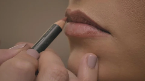 Video Stock Pitting Make Up To A Womans Lips Close Shot Live Wallpaper Free - Free Live Wallpaper