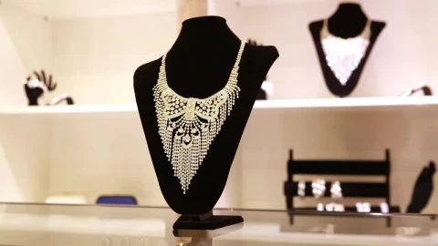 Video Stock Placing Exhibitors Necklaces In A Jewelry Live Wallpaper Free - Free Live Wallpaper