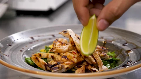 Video Stock Placing Lime On A Chicken Dish Live Wallpaper Free - Free Live Wallpaper