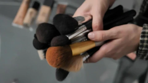 Video Stock Placing Many Makeup Brushes On A Table Live Wallpaper Free - Free Live Wallpaper