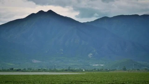 Video Stock Plain With A Lake Surrounded By Large Sunny Mountains Live Wallpaper Free - Free Live Wallpaper