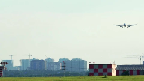 Video Stock Plane Coming In To Land On A Runway Live Wallpaper Free - Free Live Wallpaper