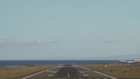 Video Stock Plane Landing At A Coastal Airport Live Wallpaper Free - Free Live Wallpaper