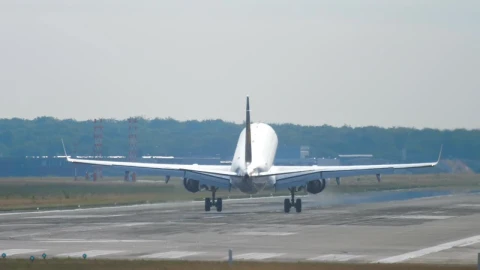 Video Stock Plane Landing In The Airport During The Day Live Wallpaper Free - Free Live Wallpaper