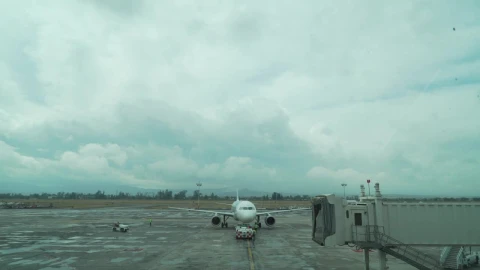 Video Stock Plane On An Airstrip Live Wallpaper Free - Free Live Wallpaper