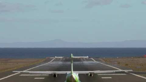 Video Stock Plane Preparing To Take Off From An Island Live Wallpaper Free - Free Live Wallpaper