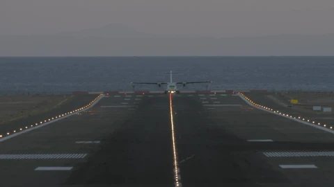 Video Stock Plane Taking Off From A Scenic Runway Live Wallpaper Free - Free Live Wallpaper
