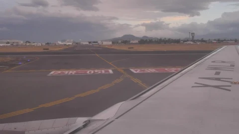 Video Stock Plane Taking Off On A Runway View From A Window Live Wallpaper Free - Free Live Wallpaper