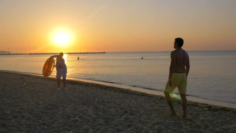 Video Stock Playing With A Beach Toy At Dusk Live Wallpaper Free - Free Live Wallpaper