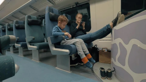 Video Stock Playing With Phones On The Train Live Wallpaper Free - Free Live Wallpaper