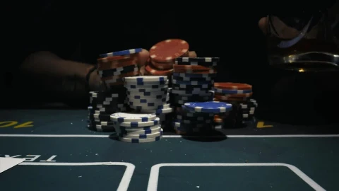 Video Stock Poker Player Knocking Down His Chips Live Wallpaper Free - Free Live Wallpaper