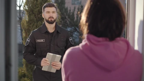 Video Stock Police Officer Talking To A Woman Live Wallpaper Free - Free Live Wallpaper