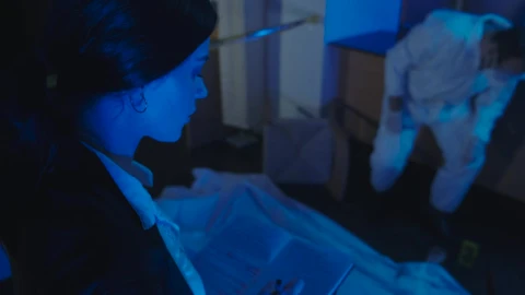 Video Stock Police Woman Interrogating The Coroner At A Crime Scene Live Wallpaper Free - Free Live Wallpaper